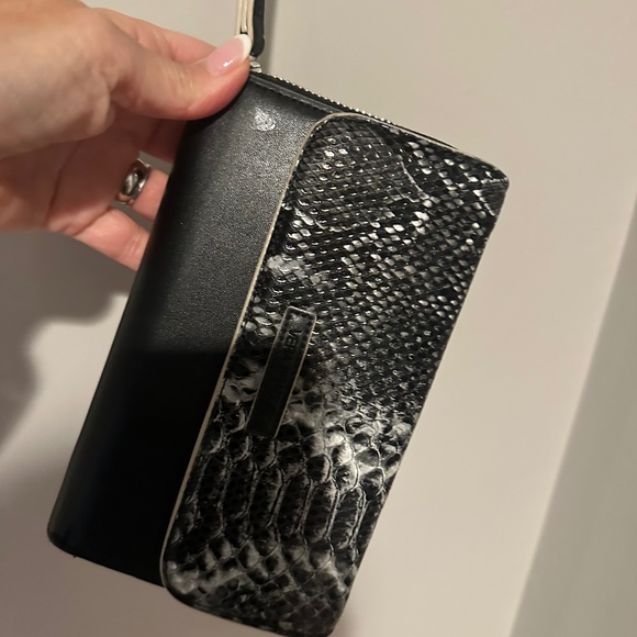 vera Bradley wristlet - Picture 1 of 9